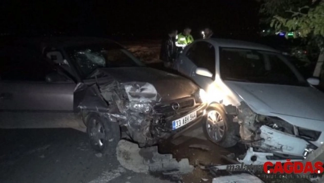 İki otomobil kafa kafaya çarpıştı: 4 yaralı