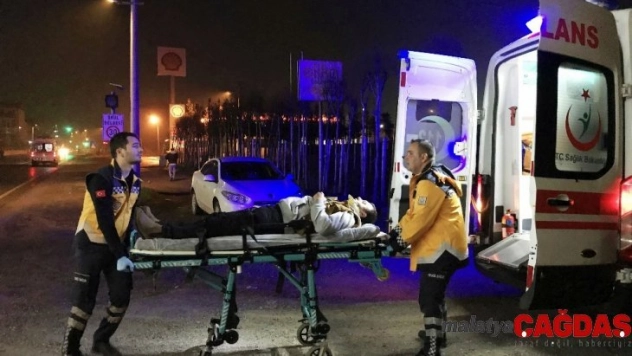 İki otomobilin çarpıştı, araçta sıkışan sürücüyü itfaiye kurtardı