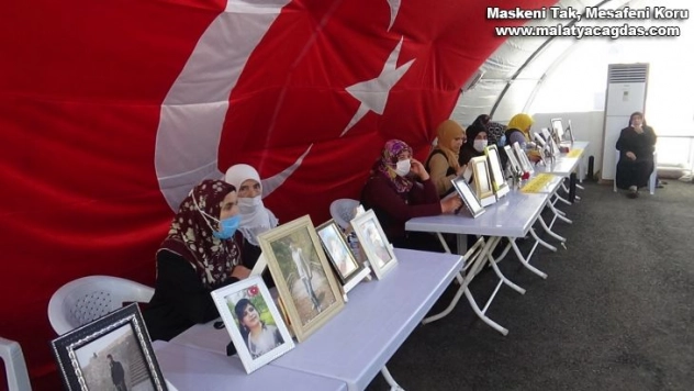 İki teröristin örgütten kaçarak teslim olması evlat nöbetindeki aileleri umutlandırdı