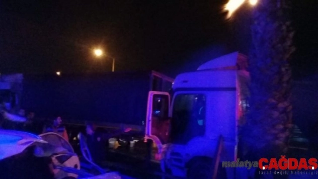 İki tır çarpıştı, devrilen direk otomobilin üzerine düştü: 5 yaralı