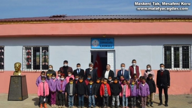 İki üniversite öğrencisi köy okulunu yeniledi