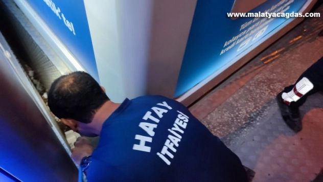 İki yavru kedi mahsur kaldığı yerden kurtarıldı