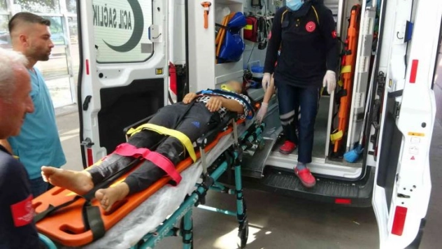 İkinci kattan beton zemine düşen genç kız yaralandı