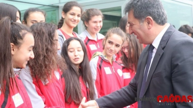 İl Müdürü Eskici, voleybolcuları uğurladı