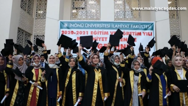 İlahiyat Fakültesi'nde mezuniyet coşkusu