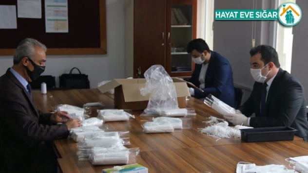 İlçeleri için maske üretiyorlar