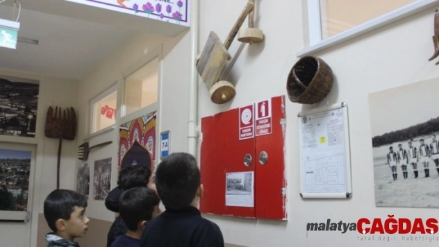 İlçenin sokağı okulun içinden geçiyor