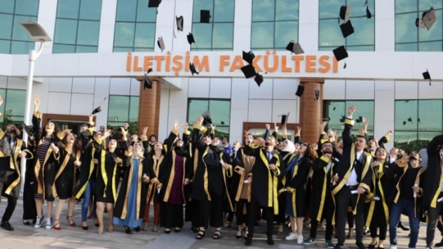 İletişim Fakültesinde mezuniyet coşkusu