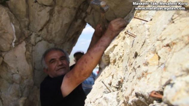 İlginç gelenek, dilek dileyip taşa çivi çakıyorlar