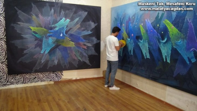 İlhamını voleybol filesinden aldı, resimlerini ağlarla süslüyor