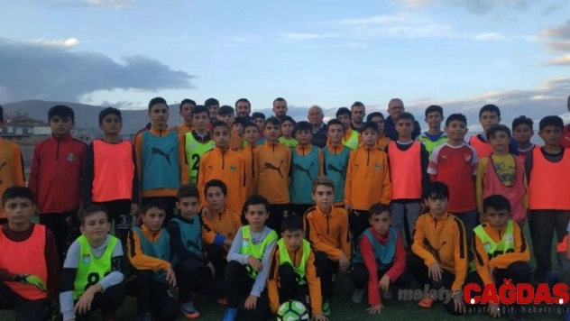 İlhan Parlak, futbola başladığı Yerköyspor'u ziyaret etti