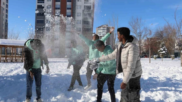 İlk kez karla tanışan Afrikalı öğrenciler doyasıya eğlendi