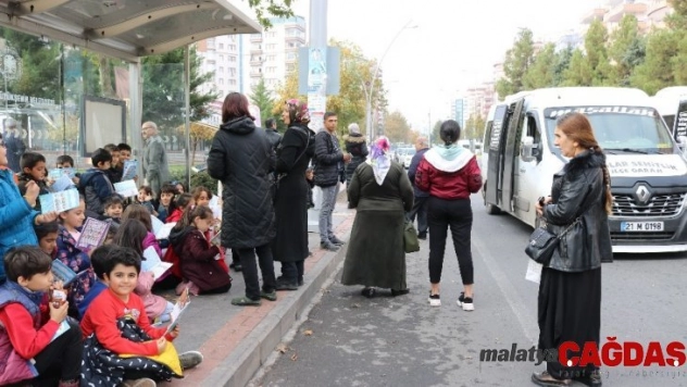İlkokul öğrencileri otobüs duraklarında kitap okudu