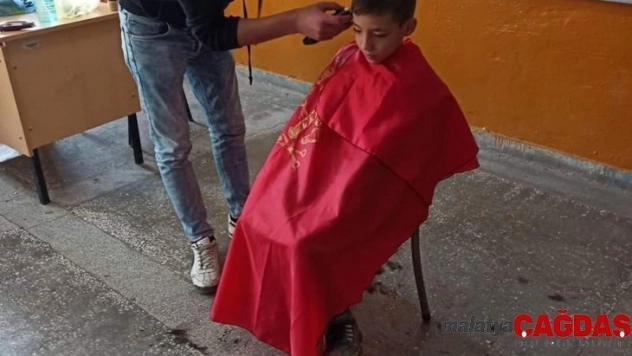 İlkokul öğrencilerine saç bakımı