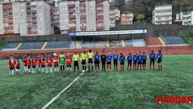 İmam Hatip Ortaokulu Bahçeşehir Kolejini 4-3 ile eledi