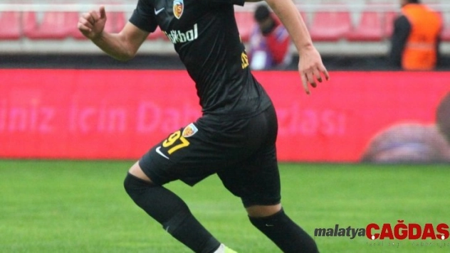 İmzayı attı, ilk maçına çıktı