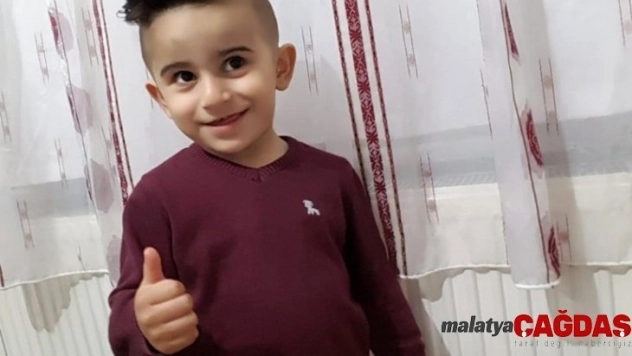 İndiği servis minibüsünün altında kalan 4 yaşındaki çocuk öldü