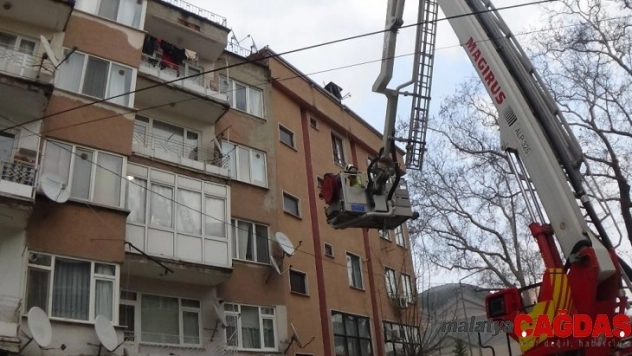 İnegöl'de ilginç kedi kurtarma operasyonu