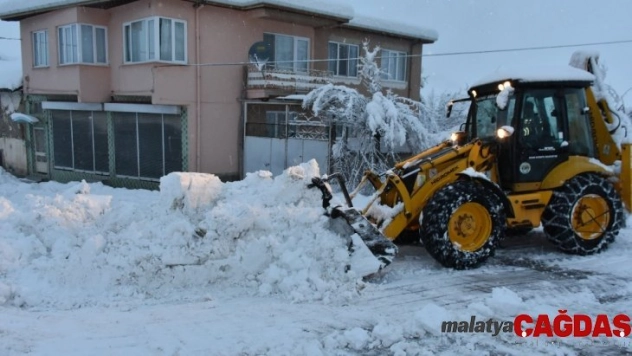 İnönü'de karla mücadele çalışmaları aralıksız devam ediyor