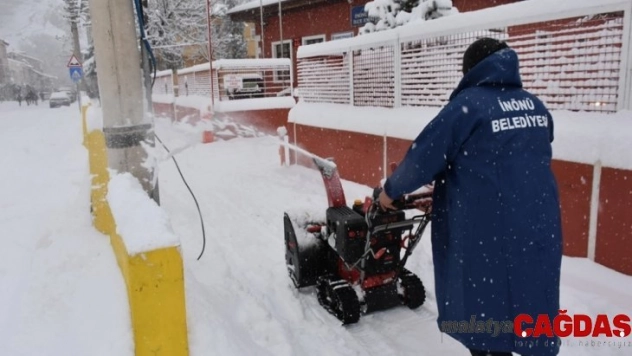 İnönü'de karla mücadele çalışmaları devam ediyor