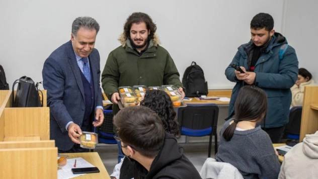 İnönü Üniversitesi'nde final haftasında öğrencilere meyve ikramı