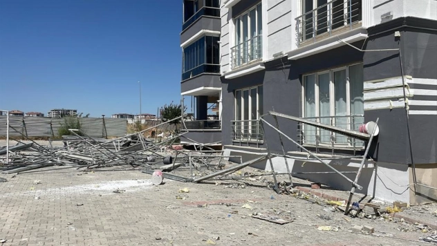 İnşaat iskelesinin çökmesi sonucu 1 işçi öldü, 2 işçi yaralandı