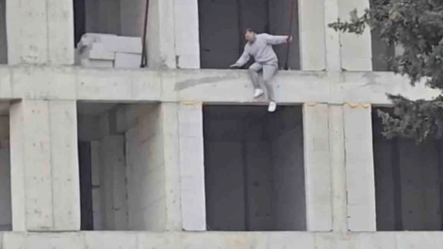 İnşaata çıkıp atlamak isteyen kişi ikna edildi