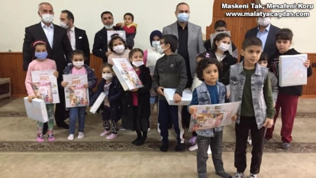 İnternet üzerinden Kuran öğrenen öğrencilere hediyeleri verildi