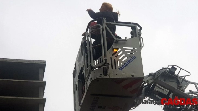 İntihar etmek isteyen şahsı gören ünlü sunucular olay yerine koştu