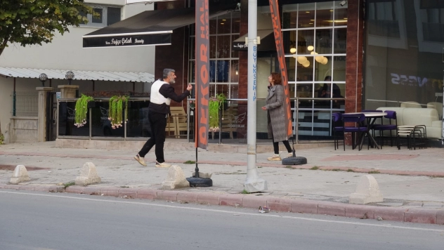 İntihar girişiminde bulunan kadını polis son anda engelledi