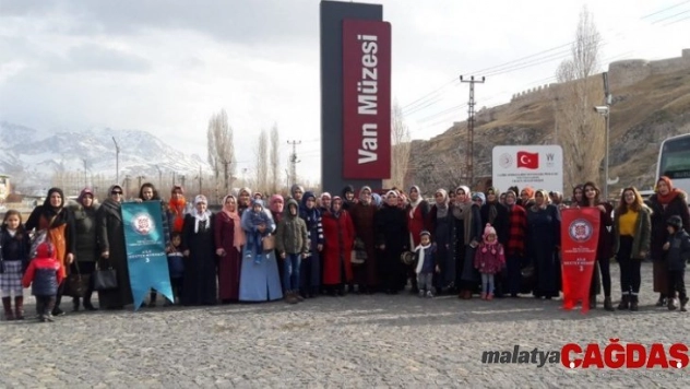 İpekyolu Kevenli ADEM kursiyerleri tarihi Van evlerini ve Van müzesini gezdi