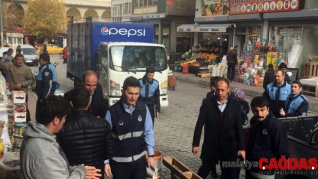 İpekyolu'nda kaldırım ve yol işgali denetimi