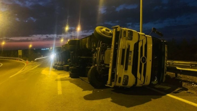 Irak'a mobilya taşıyan tır Şanlıurfa'da devrildi