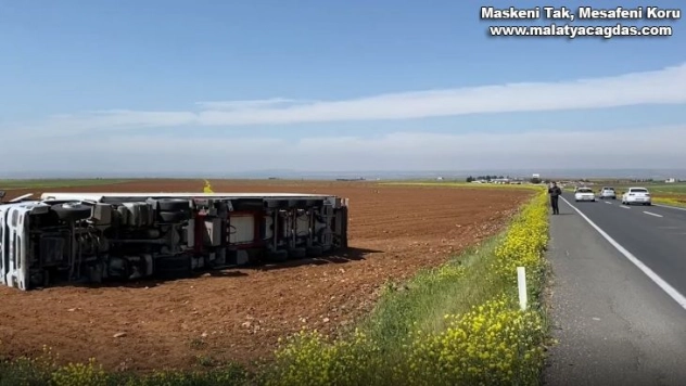 İran'a giden tavuk yüklü tır devrildi: 2 yaralı