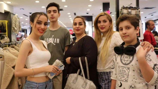 İranlı turistler Van esnafının yüzünü güldürdü