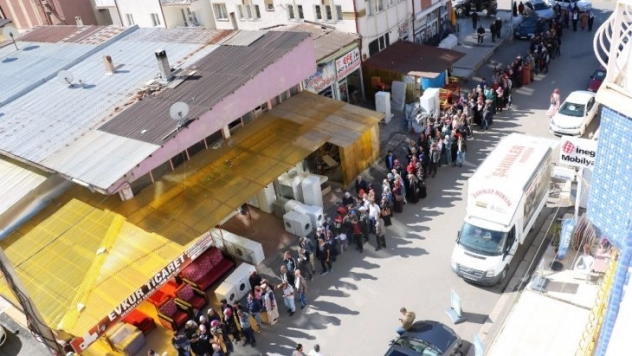 İş arayanların oluşturduğu kuyruk sokağa sığmadı