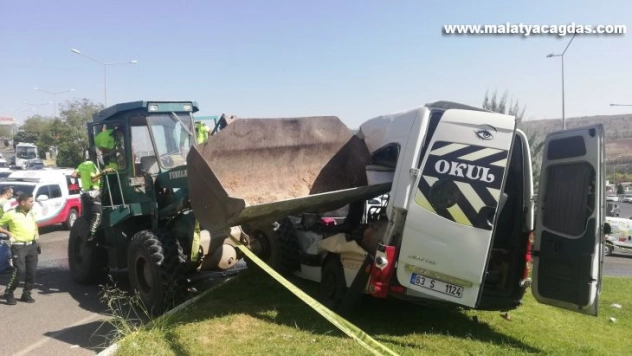 İş makinesi öğrenci servisini biçti: 13 yaralı