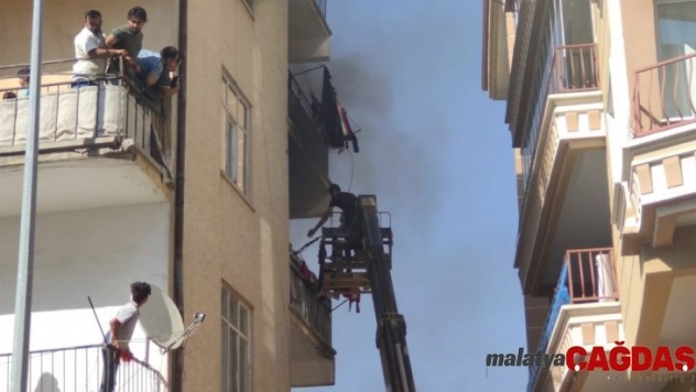 İş makinesiyle 60 kişiyi kurtardı