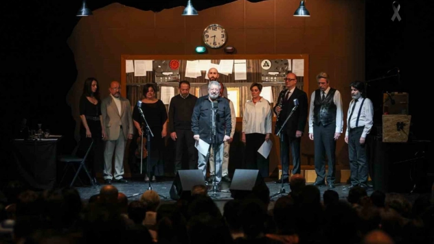 İş Sanat sahnesinden depremzedelere saygı duruşu