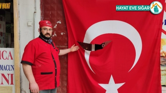 İş yerinde asılı Türk bayrağını yırttılar