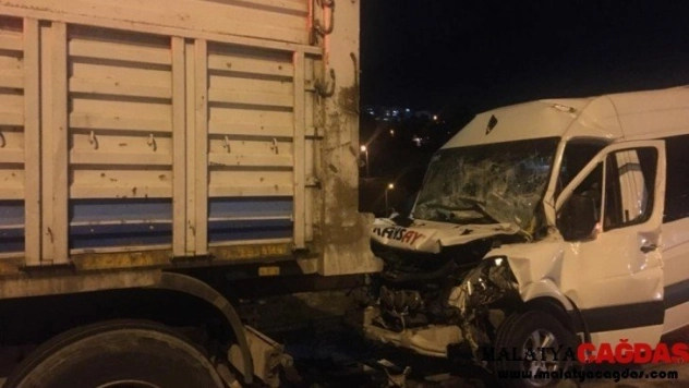 İşçi servisi seyir halindeki kamyona arkadan çarptı: 12 yaralı