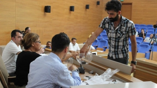 İşe alınacak adaylar, kendileri kura çekti