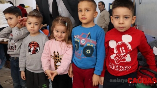 İşitme engelli çocuklara saç bakımı