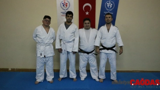 İşitme engelli judocular engel tanımıyor