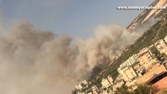 İskenderun'da çöplük alanda yangın