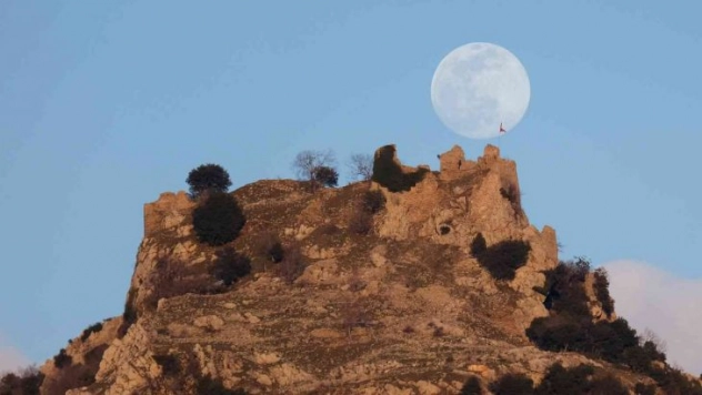 İskenderun'da kartpostallık dolunay manzarası