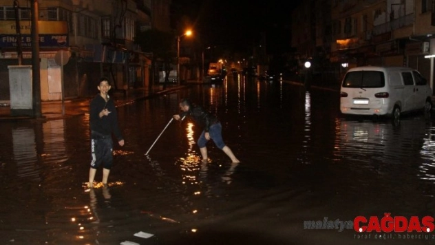 İskenderun'da sağanak yağmur hayatı felç etti