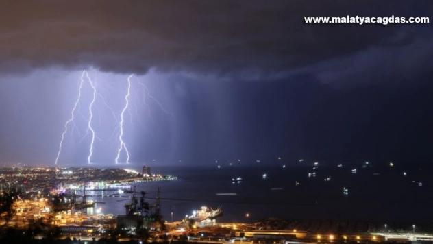İskenderun'da şimşekler geceyi aydınlattı, sağanak hayatı felç etti