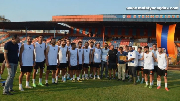 İskenderun Spor, taraftarlarıyla kucaklaştı