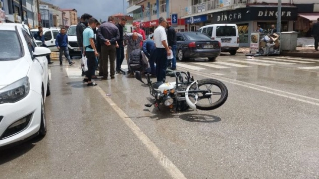 Islak zeminde kayan motosiklet yayaya çarptı